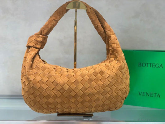 Bottega Veneta Chic & Trendy Knotted Woven Shoulder Bag – Elegant & Stylish