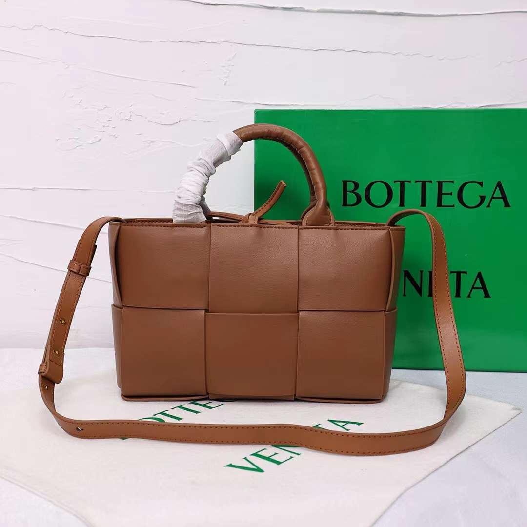 Bottega Veneta Mini Arco Tote – A Bold Statement in Black & Green