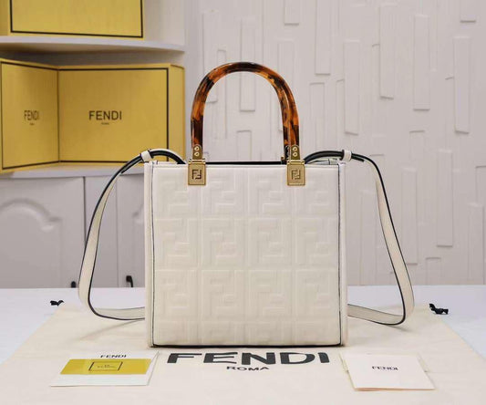 Fendi Sunshine Shopper – Sophisticated & Stylish